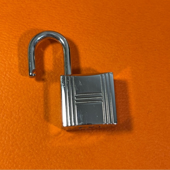 Hermes Palladium Cadena Padlock Rare #32 & Hermes Mini Clochette Epsom Bag Charm - Picture 7 of 16